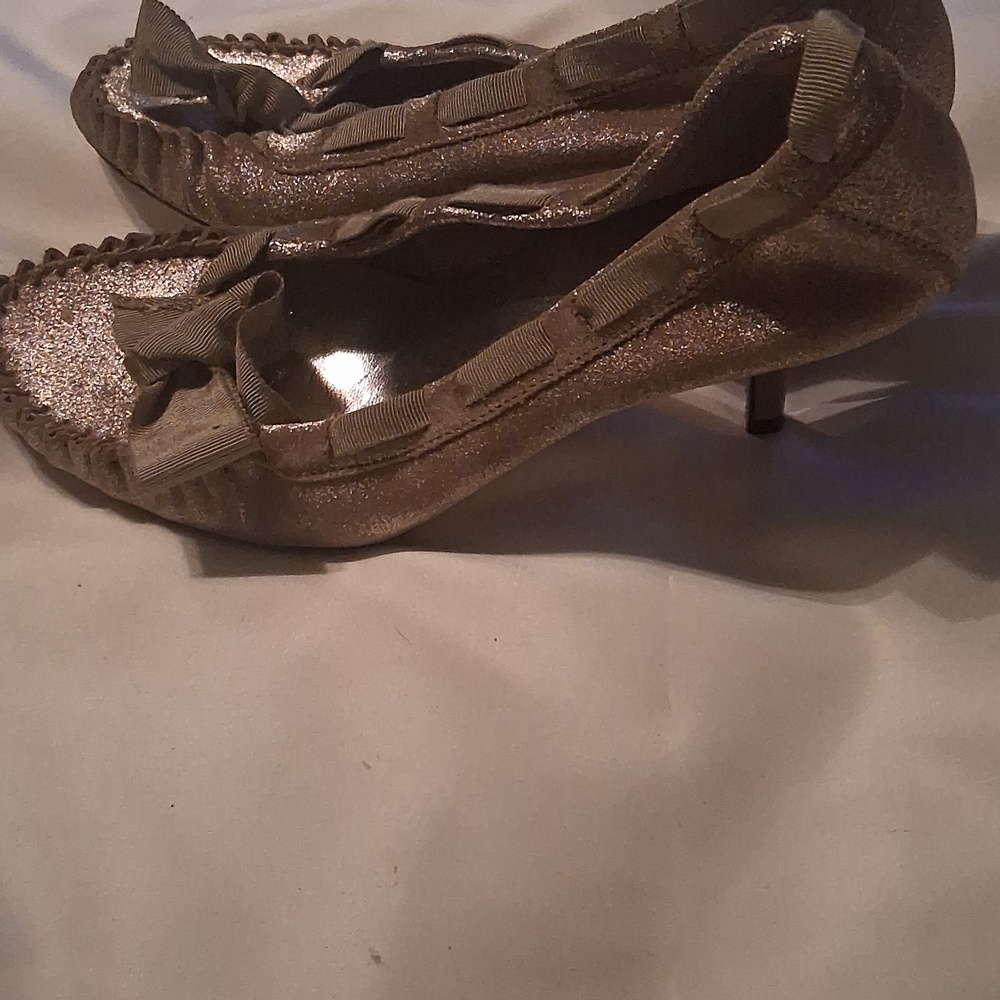 Pelle Moda Women's Gold Bow Heels - Picture 5 of 7